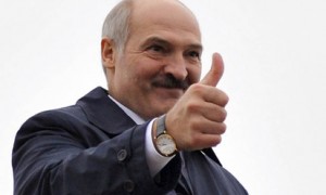 Президент Беларуси Александр Лукашенко на встрече с польскими журналистами заявил, что в Беларуси выборы всегда проходили демократично. "Я настаиваю, что президентские выборы у нас были всегда абсолютно демократичными! Почему? Потому что тот расклад сил, те проценты при голосовании, всегда отвечали раскладу сил на нашей, белорусской политической кухне", - заявил белорусский лидер.