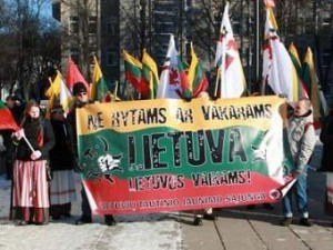 Каунас. 16 февраля 2011 года. В шествии националистов участвовали несколько сотен человек. Они скандировали лозунги: "Литва – литовцам!", "Ни Востоку, ни Западу", "Свою землю не продаем, не сдадимся Брюсселю" и "Братья, мы белые". Полиция участникам акции не препятствовала. | Фото: delfi.lt