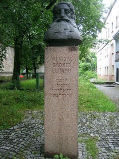 Памятник Гаону в Вильнюсе