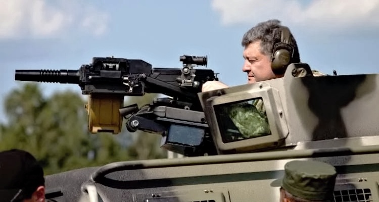 Порошенко назвал себя президентом мира и потребовал оружие